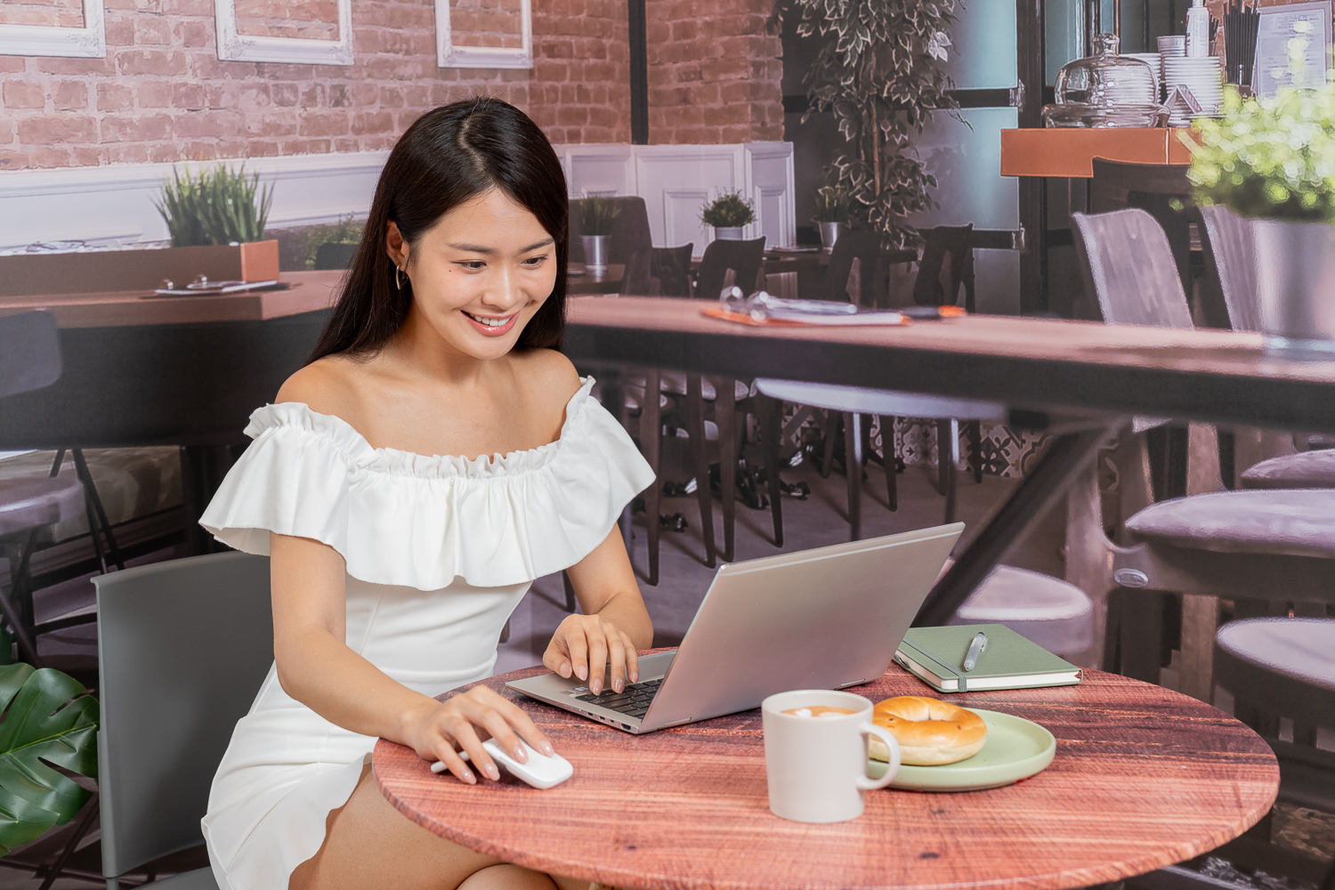 Logitech Mobi 無線摺疊滑鼠定價 2,690 元。共推出石墨灰、珍珠白、星暮紫三款配色。（圖／羅技提供）